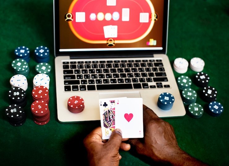 Dealer profesional prabu jitu membagikan kartu Andar Bahar di meja live casino