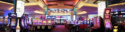 Dealer Evolution Gaming profesional di studio prabu jitu dengan kamera multi-sudut